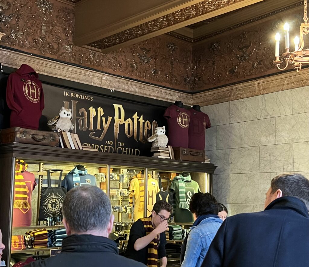 Harry Potter ja kirottu lapsi-teatterin 1 osan fanitavarat.